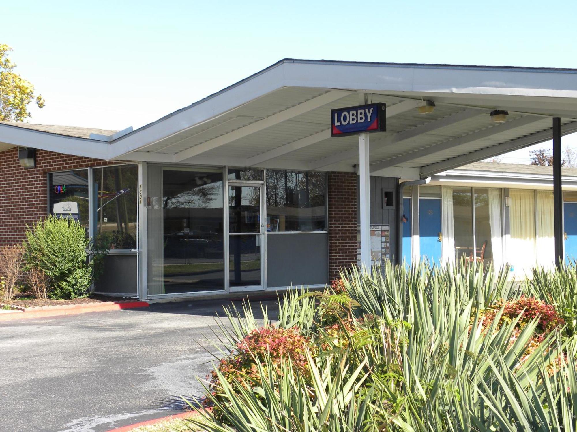 Guest Inn Rogers Exterior photo