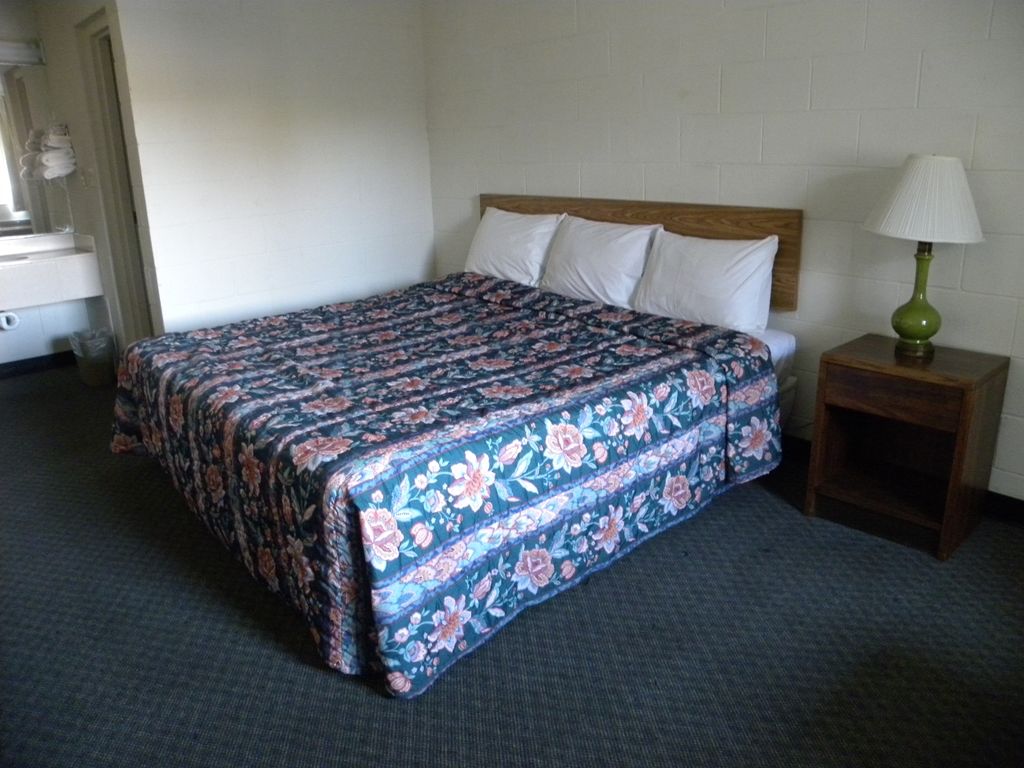 Guest Inn Rogers Room photo